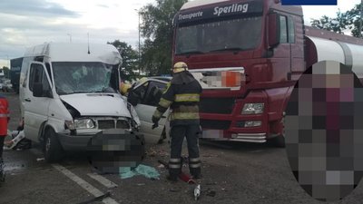 На трасі Київ-Одеса вантажівка зіштовхнулася з маршруткою: рух обмежено