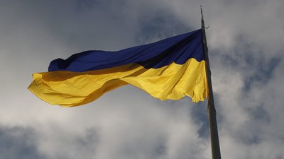 Головний прапор України приспустили через погодні умови