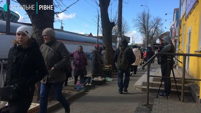 Це тривало недовго: біля ринку Рівного знову розгорнулась стихійна торгівля Це тривало недовго: біля ринку Рівного знову розгорнулась стихійна торгівля