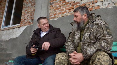 Директор благодійного фонду і волонтер Директор благодійного фонду і волонтер