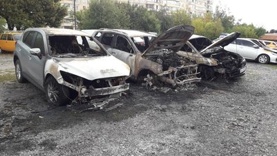 У Полтаві горіло шість легковиків: справу розслідують як підпал У Полтаві горіло шість легковиків: справу розслідують як підпал