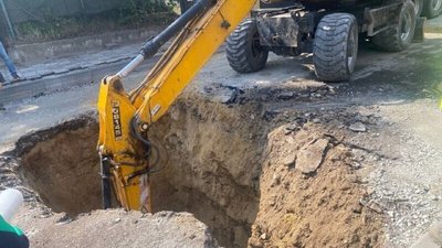 Провалля на проїзній частині на вул. Героїв УПА