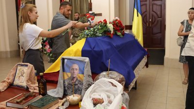 На Миколаївщині попрощались із військовослужбовцем Олександром Батечком