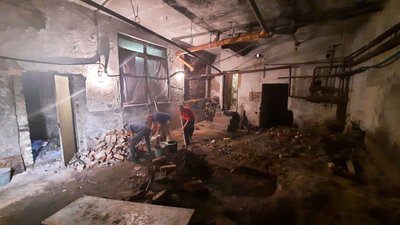 На Тернопільщині переселенці допомагають облаштовувати шкільне укриття На Тернопільщині переселенці допомагають облаштовувати шкільне укриття