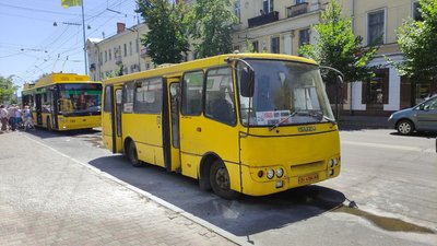 У Полтаві на зупинці загорівся автобус, який перевозив пасажирів