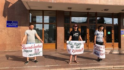 Вимагають ремонту дороги. У Франківську під ОДА протестують жителі Спаської ТГ Вимагають ремонту дороги. У Франківську під ОДА протестують жителі Спаської ТГ
