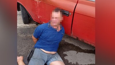 У Житомирі чоловік з сокирою кидався на людей, втікав від поліції та наїхав на автомобіль патрульних