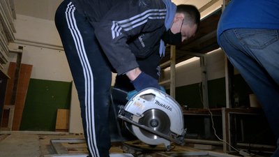 Власними силами: у Рівному розчищають підтоплене сховище Власними силами: у Рівному розчищають підтоплене сховище