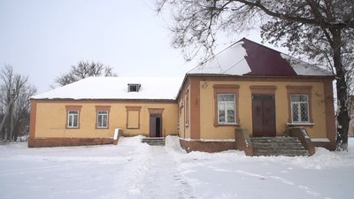 У Запорізькій області жінка самотужки оновлює сільську бібліотеку У Запорізькій області жінка самотужки оновлює сільську бібліотеку