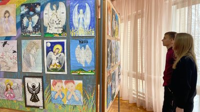 "Янгол, який сумує": у Центрі позашкільної освіти Житомира працює виставка творчих робіт дітей до роковин Голодомору "Янгол, який сумує": у Центрі позашкільної освіти Житомира працює виставка творчих робіт дітей до роковин Голодомору