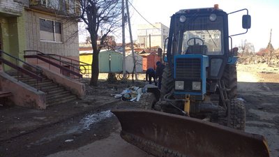 В Охтирці почали прибирати місто від наслідків авіанальотів російських літаків