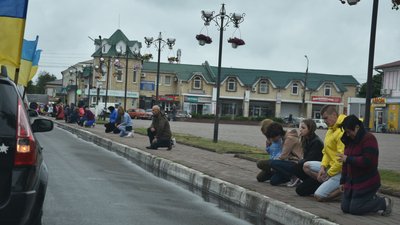 Жителі Носівки прощаються з загиблим захисником Олексієм Максимовичем Жителі Носівки прощаються з загиблим захисником Олексієм Максимовичем
