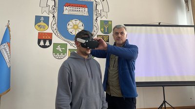Учасники презентації переглядають туристичні локації за допомогою окулярів віртуальної реальності Учасники презентації переглядають туристичні локації за допомогою окулярів віртуальної реальності