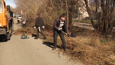 У Житомирі близько сотні людей долучилися до акції "Чистий день" У Житомирі близько сотні людей долучилися до акції "Чистий день"