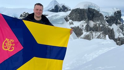 Сергій Салло з прапором Кропивницького в Антарктиді