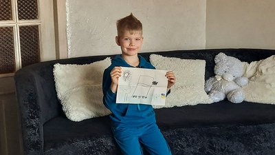 Готує овочі, чистить горіхи. Шестирічний кропивничанин допомагає військовим Готує овочі, чистить горіхи. Шестирічний кропивничанин допомагає військовим
