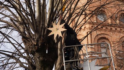 У Вінниці на Європейській площі встановили триметрового дідуха та різдвяні зірки У Вінниці на Європейській площі встановили триметрового дідуха та різдвяні зірки