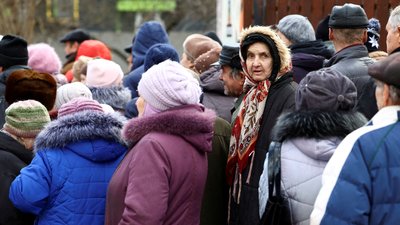 Черга за їжею у Херсоні