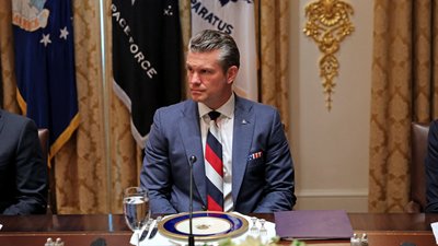Піт Гегсет у краватці з кольорами прапора РФ