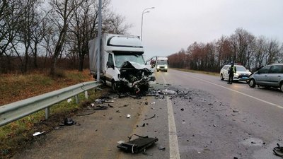 На Рівненщині зіткнулись вантажівка і легковик, троє травмованих На Рівненщині зіткнулись вантажівка і легковик, троє травмованих