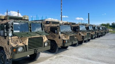 Військовий-підприємець передав ЗСУ швейцарські позашляховики