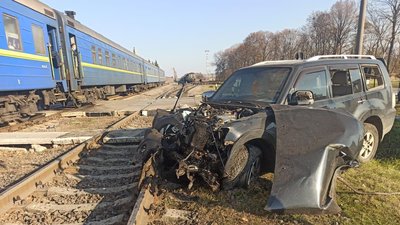 На залізничному переїзді у Харківській області потяг збив автівку: водійка травмована