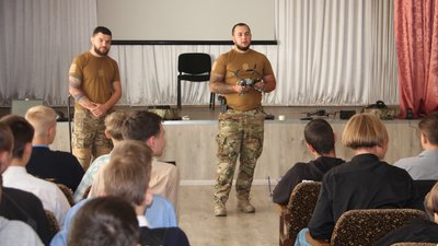 Військові навчали дітей управляти дронами Військові навчали дітей управляти дронами