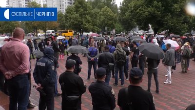 «Руки геть від патріотів»: у Чернігові пройшов мітинг під обласним управлінням поліції. РЕПОРТАЖ «Руки геть від патріотів»: у Чернігові пройшов мітинг під обласним управлінням поліції. РЕПОРТАЖ