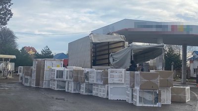 Заїхали під виглядом порожніх. На Львівщині із вантажівок вилучили товару на понад 40 млн грн