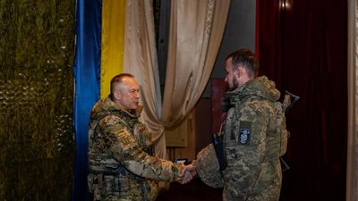Сирський вручає "Золотий хрест" молодшому сержанту Вадиму Гонтаруку з Вінниччини