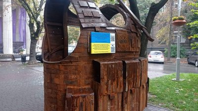 Запорізькі волонтери виготовили бронежилет вагою понад 2 тонни та встановили його в центрі міста