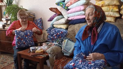 На Житомирщині бабусі пошили півтори тисячі подушок для військових На Житомирщині бабусі пошили півтори тисячі подушок для військових