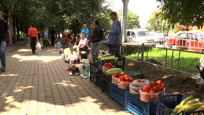 "Продають всі люди, і я продаю". Репортаж із стихійних ринків Івано-Франківська "Продають всі люди, і я продаю". Репортаж із стихійних ринків Івано-Франківська