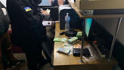 Через пункт пропуску "Шегині" двоє чоловіків намагались вивезти з України понад 3 мільйони 800 тисяч гривень