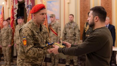 Президент України вручив командиру 44 артбригади з Тернополя почесну відзнаку