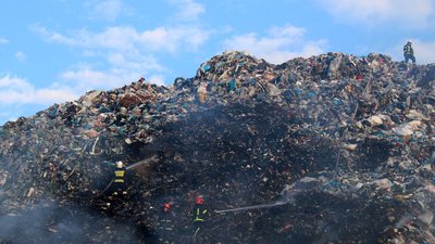 У Хмельницькому горіло сміттєзвалище. Фото: ГУ ДСНС у Хмельницькій області. У Хмельницькому горіло сміттєзвалище. Фото: ГУ ДСНС у Хмельницькій області.