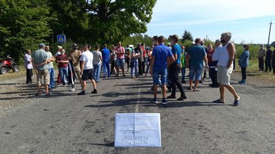 Хочете проїхати – телефонуйте в ОДА: жителі Дзвиняцької ОТГ знову перекрили дорогу