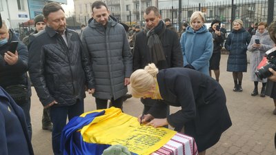Як у Франківську зустрічали потяг Рахів — Маріуполь Як у Франківську зустрічали потяг Рахів — Маріуполь