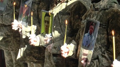 «Вони звершили подвиг»: у Полтаві вшанували загиблих на Донбасі «Вони звершили подвиг»: у Полтаві вшанували загиблих на Донбасі