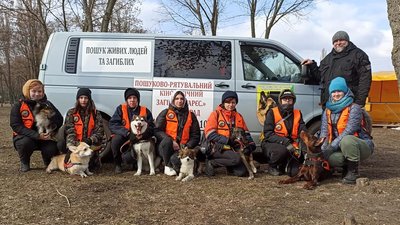 На Дніпропетровщині для переселенців провели зустрічі з собаками пошуково-рятувального загону