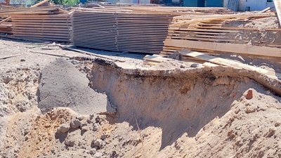 Окупанти поцілили по підприємству в Харкові: утворилася вирва глибиною 12 метрів Окупанти поцілили по підприємству в Харкові: утворилася вирва глибиною 12 метрів