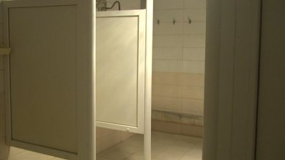Душова кімната гуртожитку розташована у підвальному приміщені. Фото: Суспільне Поділля Душова кімната гуртожитку розташована у підвальному приміщені. Фото: Суспільне Поділля