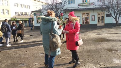 Троянди, листівки та молебень: в Ужгороді провели акцію до Дня боротьби зі СНІДом Троянди, листівки та молебень: в Ужгороді провели акцію до Дня боротьби зі СНІДом