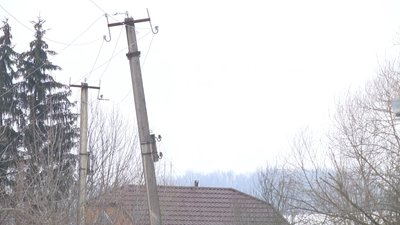 У населених пунктах, які приєднали до Хмельницького, працівники "Міськсвітла" наразі проводять інвентаризацію зовнішніх мереж освітлення, аби знати, в якому вони стані. Фото: Суспільне. Поділля. У населених пунктах, які приєднали до Хмельницького, працівники "Міськсвітла" наразі проводять інвентаризацію зовнішніх мереж освітлення, аби знати, в якому вони стані. Фото: Суспільне. Поділля.