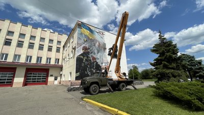 Мурал на честь рятувальників у Полтаві: який вигляд має нині та коли завершать роботу