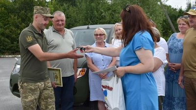 Пікап для ЗСУ: освітяни однієї з громад Житомирщини передали військовим автомобіль