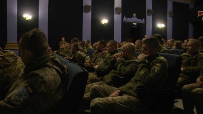 На показ прийшли військові На показ прийшли військові