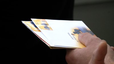 "Доброго вечора, ми з України!" На Прикарпатті погасили нову марку від "Укрпошти"