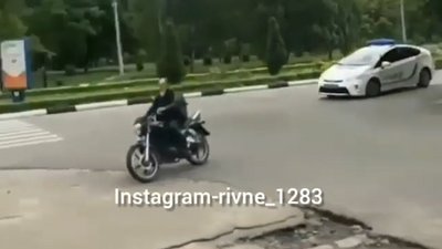 На Рівненщині влаштували погоню за мотоциклістом. Копи склали 8 протоколів
