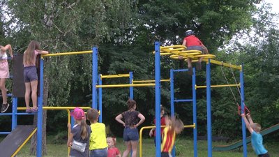 У селі Закутинці на Житомирщині встановили спортивний майданчик